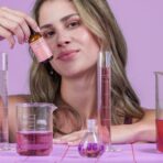 Yazine est une marque marocaine de cosmétique naturelle, elle crée des soins naturels et efficaces pour toute la famille. Sculpt Drops (30ml) est un sérum rétinal pour le visage au rétinal et à l'extrait de sauge, qui stimule le renouvellement cellulaire, lisse la peau et atténue rides et imperfections.