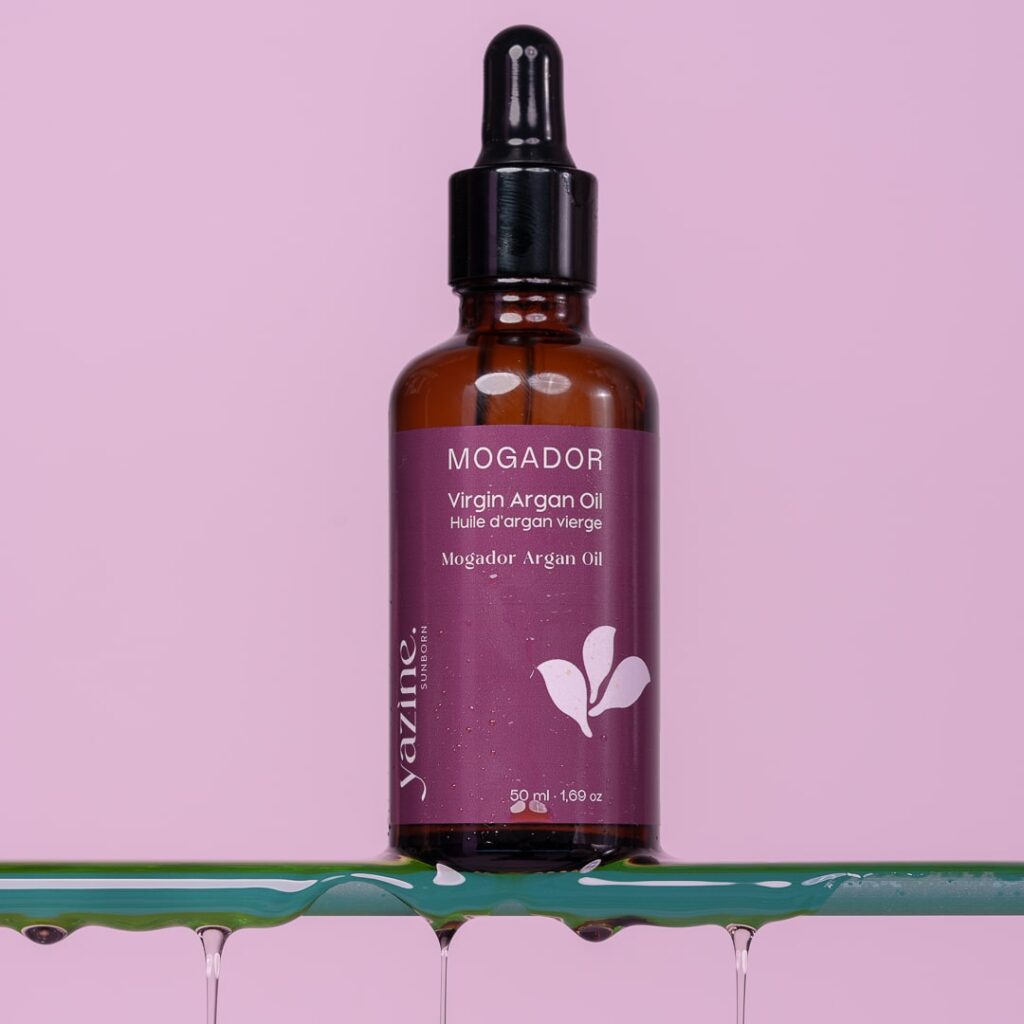 Yazine est une marque marocaine de cosmétique naturelle, elle crée des soins naturels et efficaces pour toute la famille. Mogador (50ml) est une huile pure d'argan biologique, pressée à froid, qui sert à nourrir, protéger et assouplir la peau et les cheveux grâce à ses vitamines et antioxydants.