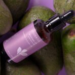 Yazine est une marque marocaine de cosmétique naturelle, elle crée des soins naturels et efficaces pour toute la famille. Loukkos (50ml) est une huile pure d'avocat biologique, pressée à froid, pour nourrir intensément, adoucir et régénérer la peau et les cheveux.