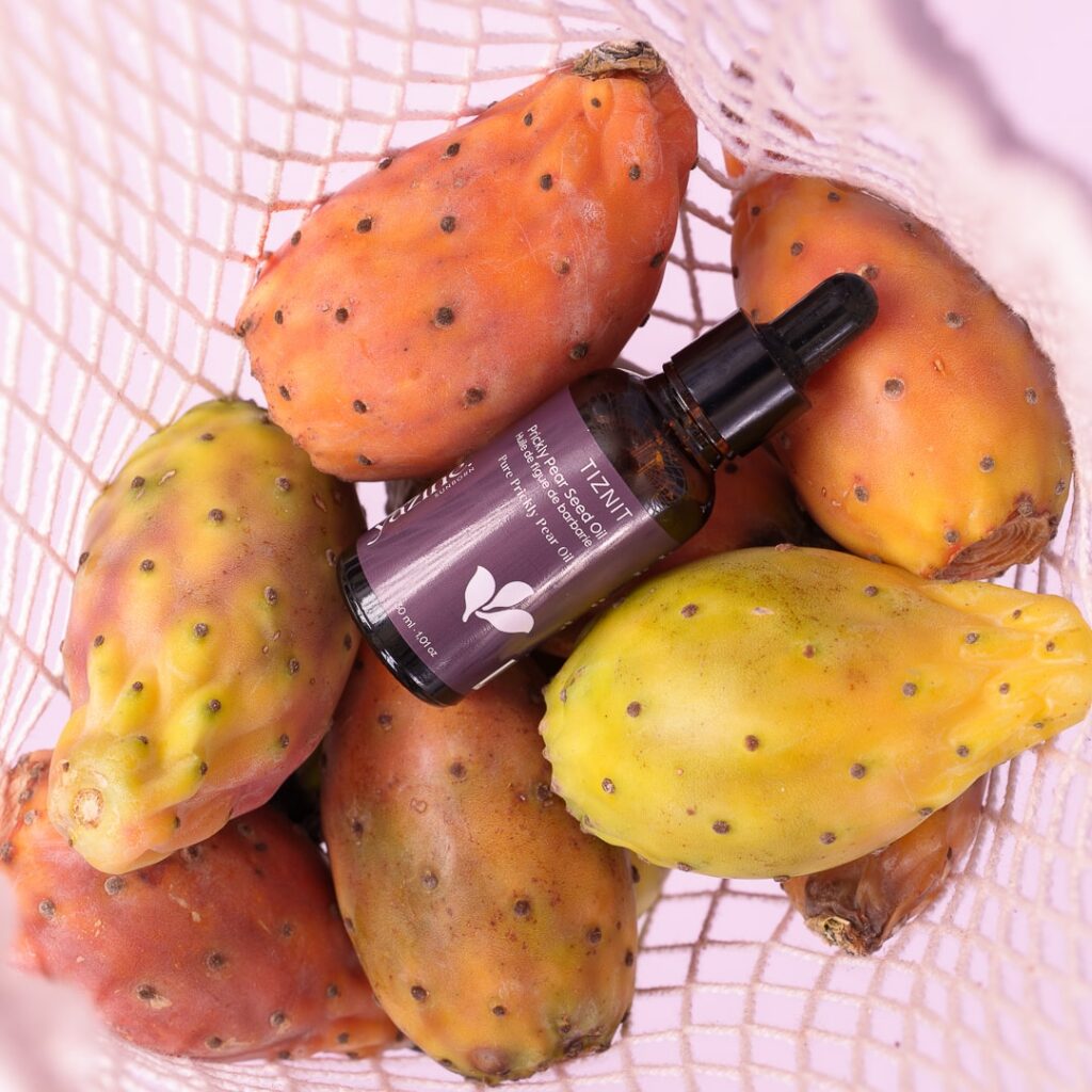 Yazine est une marque marocaine de cosmétique naturelle, elle crée des soins naturels et efficaces pour toute la famille. Tiznit (30ml) est une huile pure de graines de figue de barbarie biologique, pressée à froid, pour raffermir, hydrater et illuminer la peau grâce à la Vitamine E et les antioxydants.