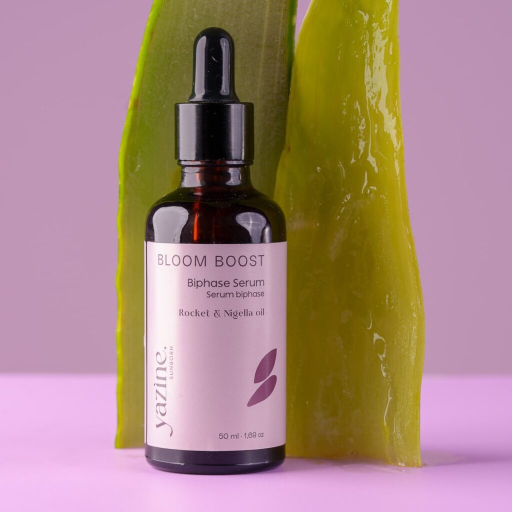 Yazine est une marque marocaine de cosmétique naturelle, elle crée des soins naturels et efficaces pour toute la famille. Bloom Boost (50ml) est un sérum biphase capillaire aux huiles de nigelle et de roquette, il permet de stimuler la croissance des cheveux, renforcer les racines et nourrir le cuir chevelu.