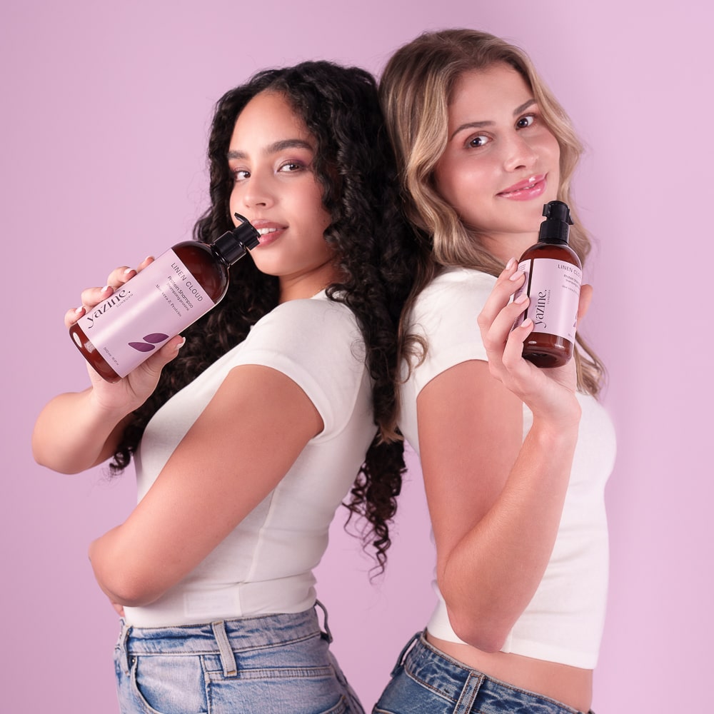 Yazine est une marque marocaine de cosmétique naturelle, elle crée des soins naturels et efficaces pour toute la famille. Linen Cloud ( 250ml - 500ml) est un shampoing protéiné sans sulfates à l'Aloe Vera, qui permet de nettoyer en douceur tout en renforçant et réparant les cheveux grâce aux protéines, sans agresser le cuir chevelu