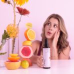 Yazine est une marque marocaine de cosmétique naturelle, elle crée des soins naturels et efficaces pour toute la famille. Floral Sun (200ml) est une brume parfumée pour le corps à la fleur d'oranger pour rafraîchir la peau et laisser un voile léger, doux et apaisant au parfum floral.