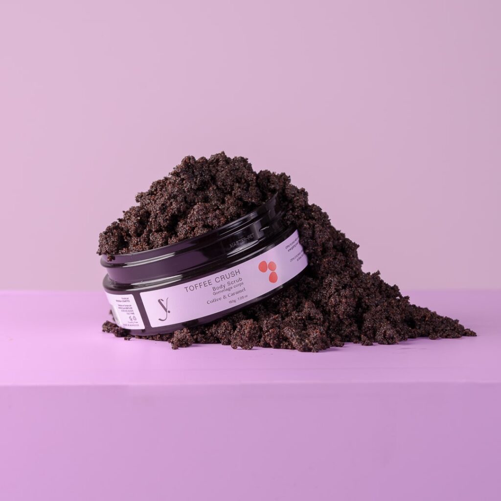 Yazine est une marque marocaine de cosmétique naturelle, elle crée des soins naturels et efficaces pour toute la famille. Toffee Crush (150g) est un gommage corporel au café et au caramel qui exfolie la peau, élimine les cellules mortes et la rend plus douce et lisse.