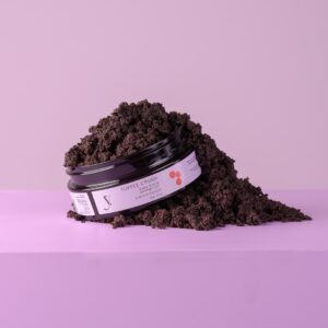 Yazine est une marque marocaine de cosmétique naturelle, elle crée des soins naturels et efficaces pour toute la famille. Toffee Crush (150g) est un gommage corporel au café et au caramel qui exfolie la peau, élimine les cellules mortes et la rend plus douce et lisse.