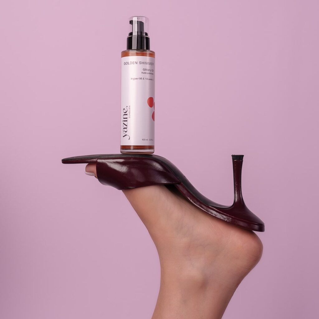 Yazine est une marque marocaine de cosmétique naturelle, elle crée des soins naturels et efficaces pour toute la famille. Golden Shimmer (100ml) est une guile pailletée à l'huile d'argan et à la vitamine E qui permet d'hydrater et d'illuminer la peau avec un fini scintillant.