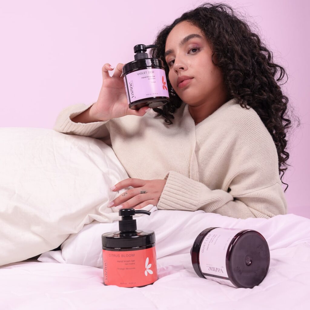 Yazine est une marque marocaine de cosmétique naturelle, elle crée des soins naturels et efficaces pour toute la famille. Yazine propose des gels mains naturels qui nettoient en douceur tout en laissant un parfum frais et agréable dans votre quotidien.