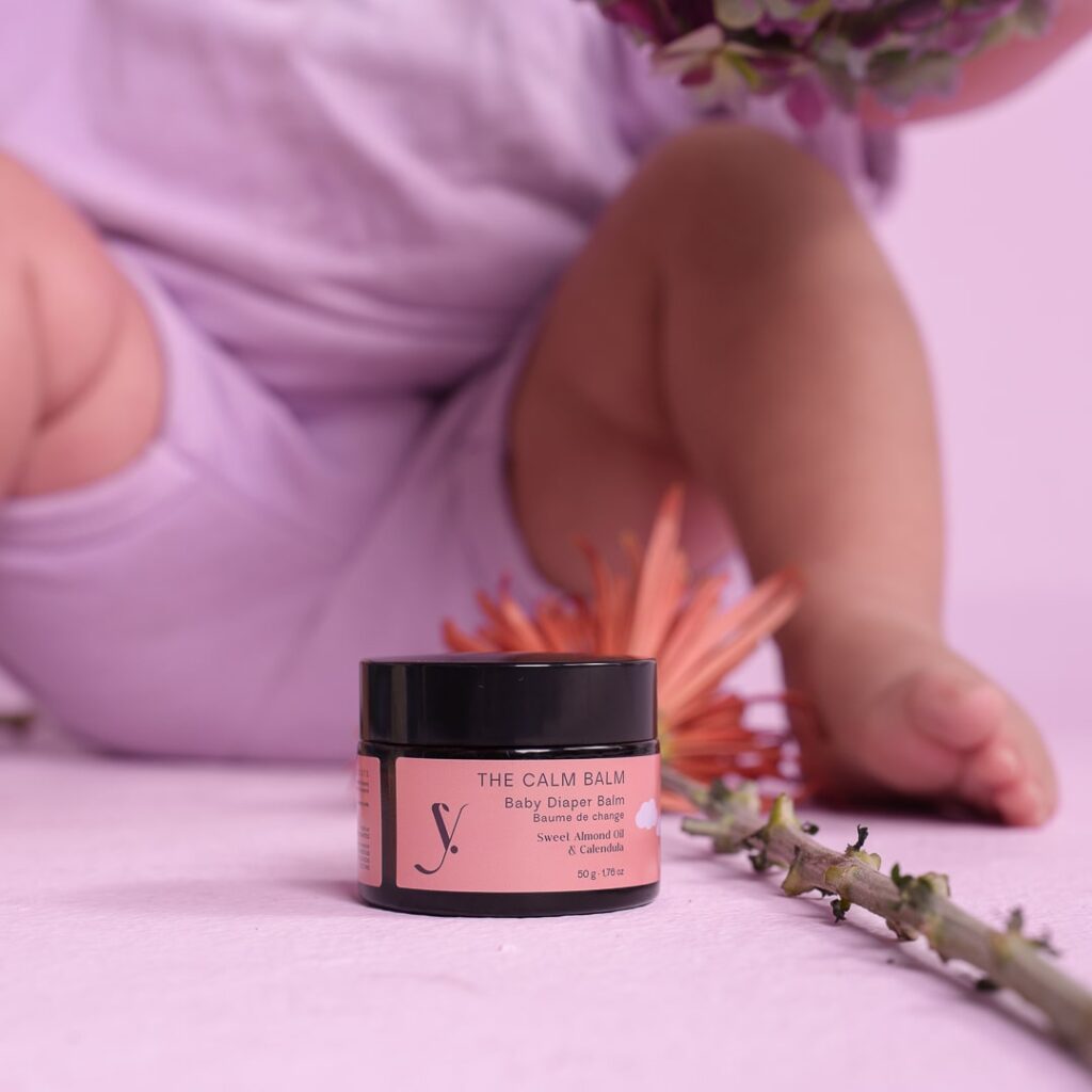 Yazine est une marque marocaine de cosmétique naturelle, elle crée des soins naturels et efficaces pour toute la famille. The Calm Balm (50g) est un baume de change bébé à l'huile d'amande douce et au calendula qui permet de protéger, apaiser et réparer la peau du sièche pour prévenir les irritations.