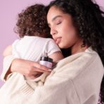 Yazine est une marque marocaine de cosmétique naturelle, elle crée des soins naturels et efficaces pour toute la famille. Nip Hug (50g) est un baume mamelon à l'huile d'olive et au calendula pour apaiser, hydrater et réparer la peau sensibilisée ou irritée, notamment pendant l' allaitement.