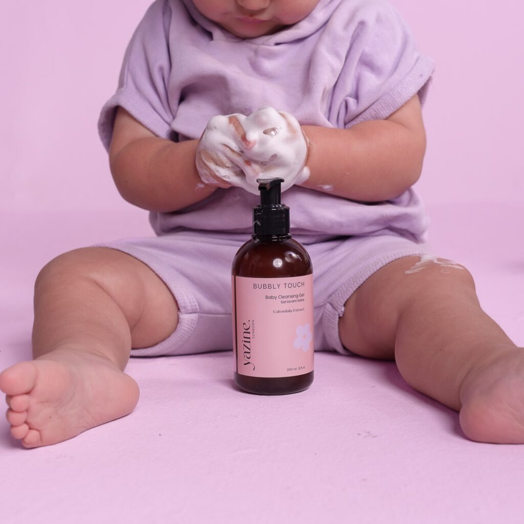 Yazine est une marque marocaine de cosmétique naturelle, elle crée des soins naturels et efficaces pour toute la famille. Bubbly Touch (250ml) est un gel lavant bébé à l'extrait de calendula pour nettoyer délicatement la peau et les cheveux de bébé sans les dessécher.