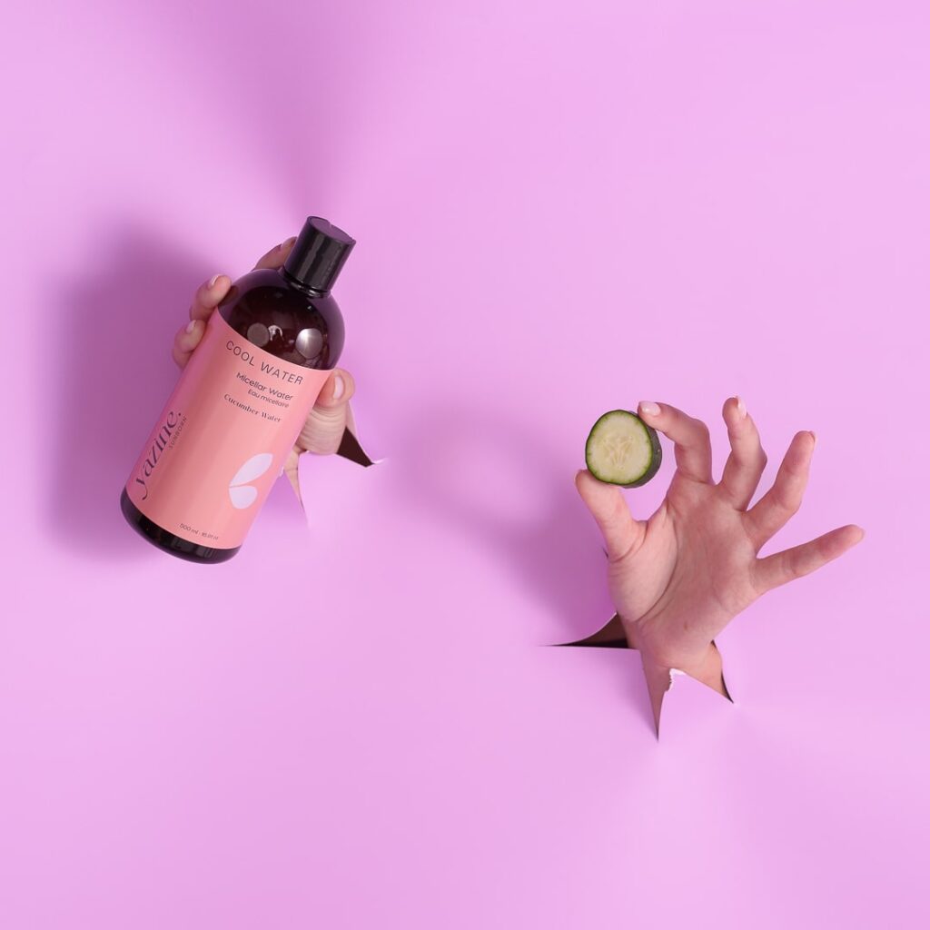 Yazine est une marque marocaine de cosmétique naturelle, elle crée des soins naturels et efficaces pour toute la famille. Cool Water (500ml) est une eau micellaire à l'eau de concombre pour nettoyer et démaquiller en douceur tout en respectant l'équilibre de la peau.