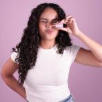 Yazine est une marque marocaine de cosmétique naturelle, elle crée des soins naturels et efficaces pour toute la famille. Glow (5ml) est un highlighter bronze au miel et au collagène, qui illumine le teint en apportant des touches de lumière naturelles.