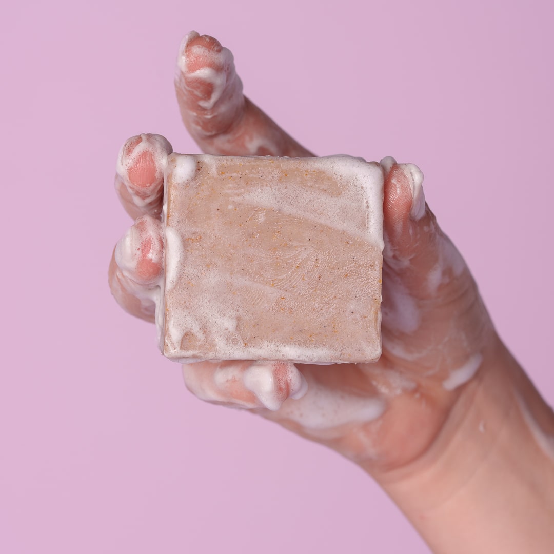 Yazine est une marque marocaine de cosmétique naturelle, elle crée des soins naturels et efficaces pour toute la famille. Golden Honey (120g) est un savon visage exfoliant au miel et à l'argan pour nettoyer, éliminer les cellules mortes et adoucir la peau tout en la nourrissant.