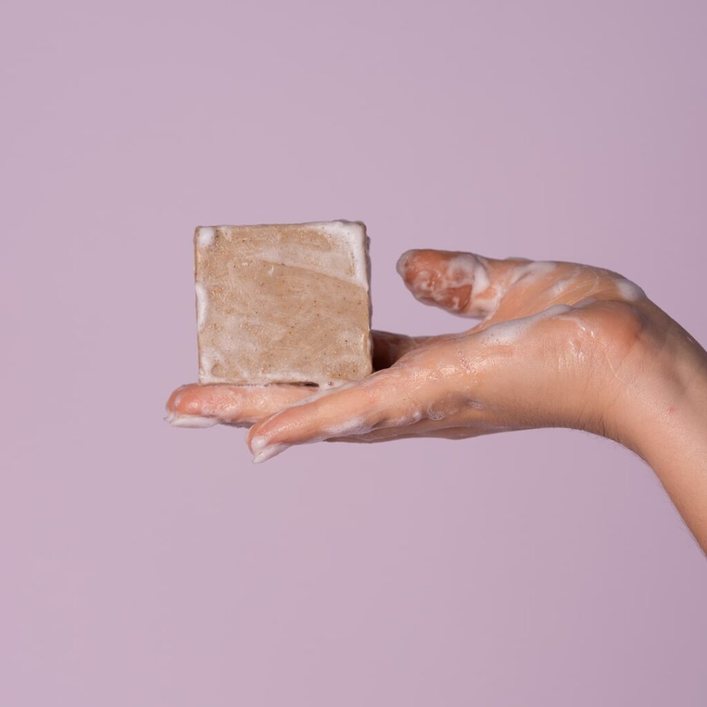 Yazine est une marque marocaine de cosmétique naturelle, elle crée des soins naturels et efficaces pour toute la famille. Golden Honey (120g) est un savon visage exfoliant au miel et à l'argan pour nettoyer, éliminer les cellules mortes et adoucir la peau tout en la nourrissant.