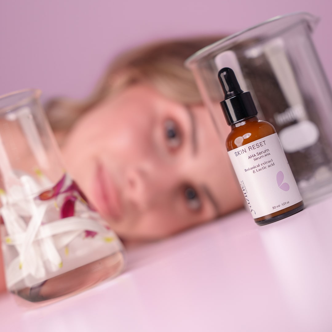 Yazine est une marque marocaine de cosmétique naturelle, elle crée des soins naturels et efficaces pour toute la famille. Skin Reset (30ml) est un sérum visage à l'acide lactique et à l'extrait botanique qui sert à exfolier en douceur, lisser le grain de peau, éclaircir le teint et améliorer l' hydratation.